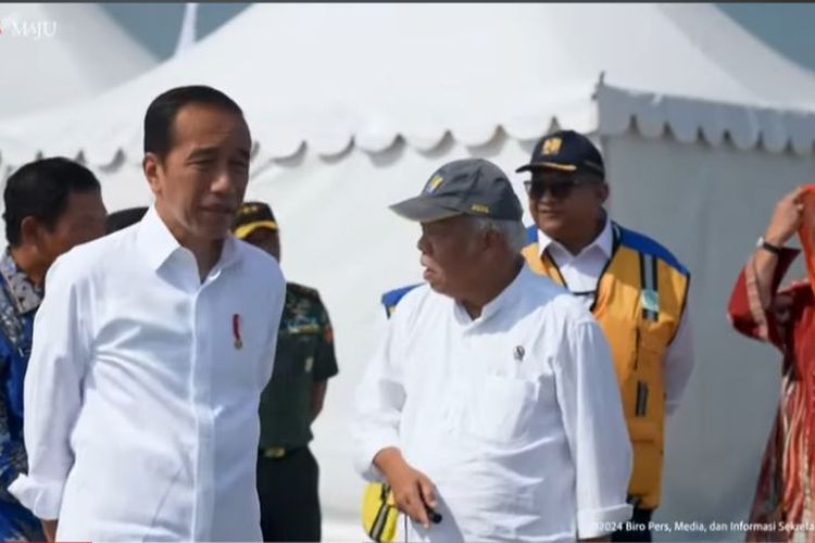 Presiden Joko Widodo saat meninjau lokasi pengendalian banjir kawasan Tambak Lorok Semarang, Senin (17/6/2024). 