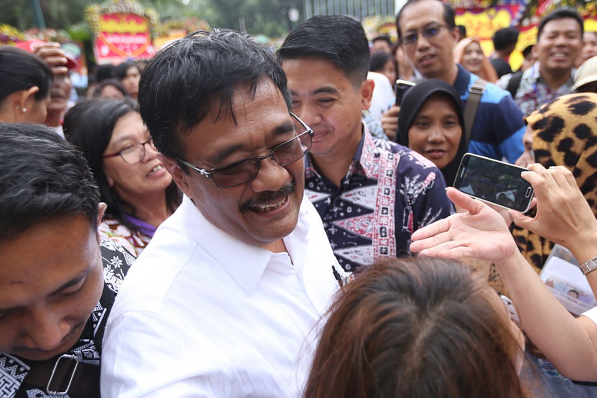 Sejumlah warga berpose bersama Wakil Gubernur DKI JAKARTA Djarot Saiful Hidayat di kompleks Balai Kota DKI Jakarta, Rabu (26/4/2017). Para warga memberikan  Karangan bunga yang  berisi simpati warga kepada Basuki Tjahaja purnama atau Ahok dan Djarot terutama pascapilkada DKI 2017.