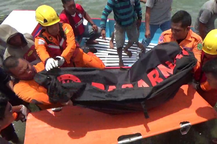 Tim Basarnas mengevakuasi jenazah nelayan yang tewas karena kakinya terlilit tali