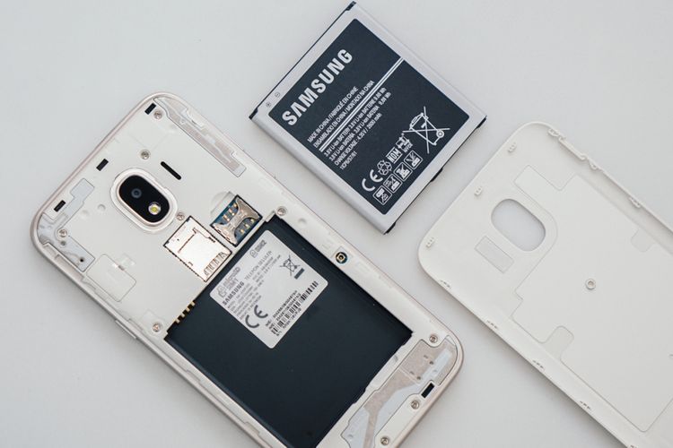Baterai mesti dipasang terlebih dahulu sebelum Galaxy J2 Pro (2018) bisa dinyalakan. Untuk memasangnya, pengguna bisa membuka cover belakang ponsel.
