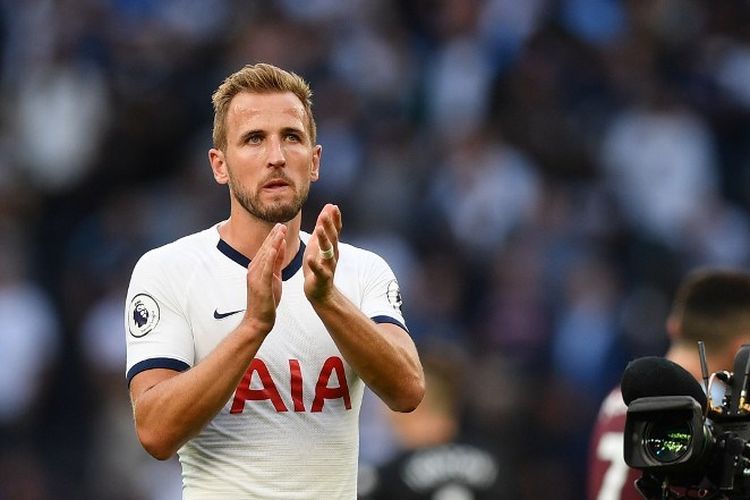 Harry Kane membalas aplaus penonton seusai laga Tottenham vs Aston Villa di Stadion Tottenham Hotspur, 10 Agustus 2019. 
