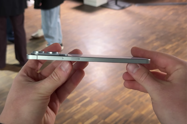 Tangkapan layar penampakan dimensi bodi Samsung Galaxy S25 Edge.