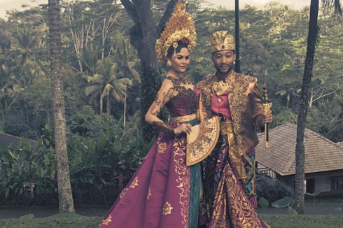 Liburan di Bali, John Legend dan Chrissy Teigen Pakai Busana Adat