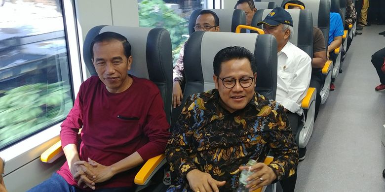 Presiden Joko Widodo dan Ketua Umum PKB Muhaimin Iskandar menjajal kereta Bandara Soekarno-Hatta, Selasa (2/1/2018).