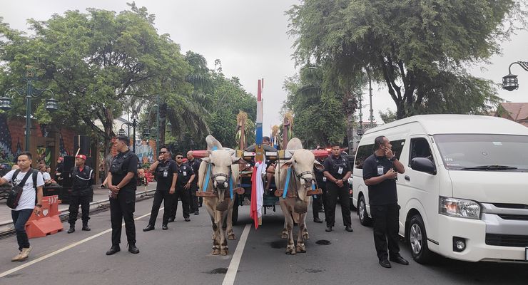 Cerita Perlakuan Khusus Gerobok Sapi yang Dinaiki Ganjar-Mahfud dalam Hajatan Rakyat Kota Solo