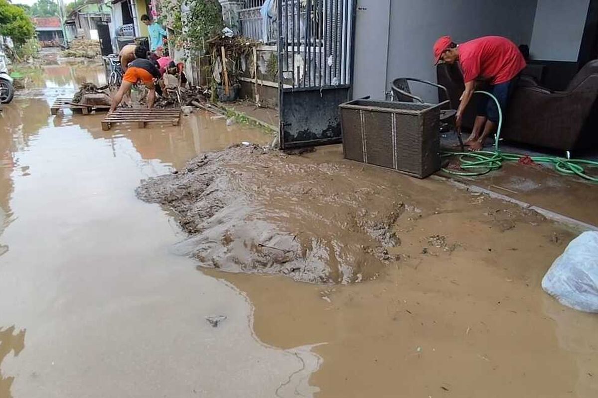 Cegah Roboh Setelah Diterjang Banjir, DBMPR Pasang Bronjong di Jembatan Cipager Cirebon