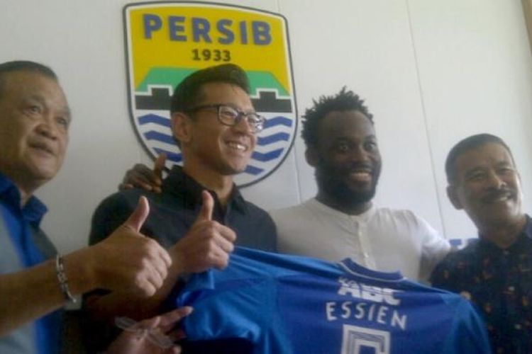 Jajaran manajemen Persib Bandung saat memperkenalkan Michael Essien sebagai pemain baru Persib di Graha Persib, Jalan Sulanjana, Selasa (14/3/2017)