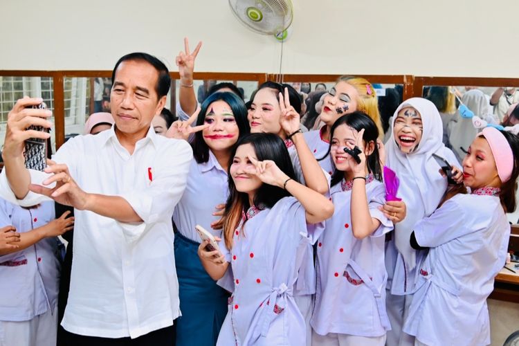 Presiden Joko Widodo memenuhi permintaan selfie dari para siswi SMK Negeri 4 Jambi dalam kunjungannya pada Selasa (16/5/2023).