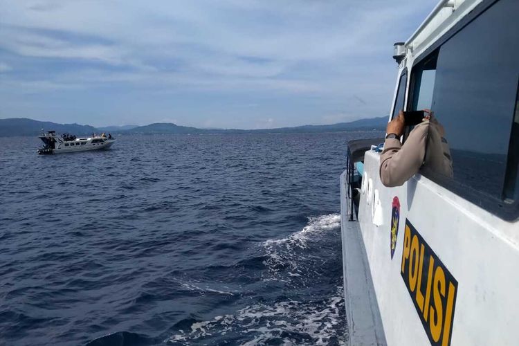 Sejumlah speedboat dan termasuk speedboat milik polisi ikut mengevakuasi sejumlah penumpang kapal cepat yang tenggelam di peraiaran Pulau Pombo, Kecamatan Pulau Haruku, Kabupaten Maluku Tengah, Senin (20/12/2021)