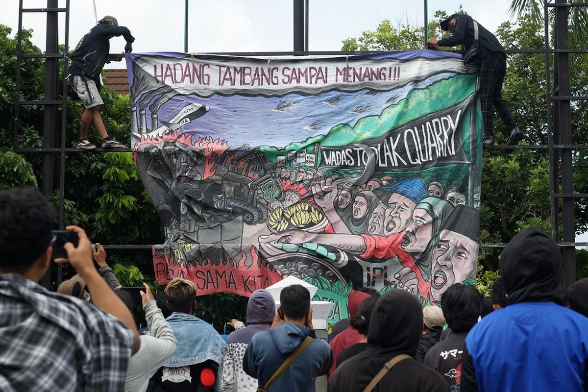 Warga yang tergabung dalam Gerakan Masyarakat Peduli Alam Desa Wadas (GEMPADEWA) memasang spanduk saat melakukan aksi damai di depan kantor  Balai Besar Wilayah Sungai (BBWS) Serayu Opak, Sleman, D.I Yogyakarta, Kamis (6/1/2022). Dalam aksi itu mereka menolak rencana penambangan batuan adesit di Desa Wadas, Purworejo, Jateng. ANTARA FOTO/Andreas Fitri Atmoko/hp.
