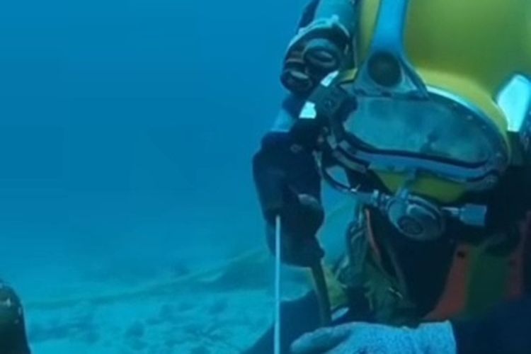 Bukan Sekadar Menyelam, Diding Harus Berpacu dengan Waktu Saat Mengelas di Bawah Laut