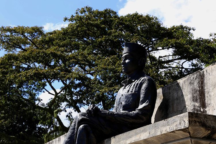 Patung Bung Karno di samping pohon sukun di kompleks Pelabuhan Bung Karno, Ende, Pulau Flores, Nusa Tenggara Timur, Kamis (11/7/2016). Kota Ende yang berjuluk Kota Pancasila menyimpan sejarah panjang pengasingan Bung Karno selama empat tahun (14 Januari 1934 hingga 18 Oktober 1938) menjalani pengasingan.
