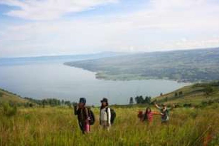 Pemandangan di puncak bukit Pusuk Buhit