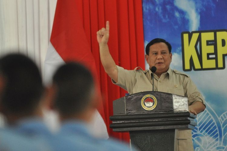 Menhan Prabowo Subianto menyampaikan pidato saat pembekalan kepada siswa-siswa SMA Taruna Nusantara Magelang, Jawa Tengah, Jumat (7/2/2020). Dalam pidatonya Menhan mendorong semua siswa SMA TN harus berprestasi di semua bidang profesi seperti bidang militer, ilmu pengetahuan dan olah raga. ANTARA FOTO/Anis Efizudin/hp.