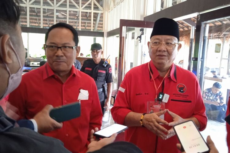 Ketua DPP PDI Perjuangan Bidang Pangan I Made Urip dan Ketua DPD PDI Lampung Sudin saat doorstop usai pembukaan Rakerda DPD PDI Lampung, Jumat (2/9/2022).
