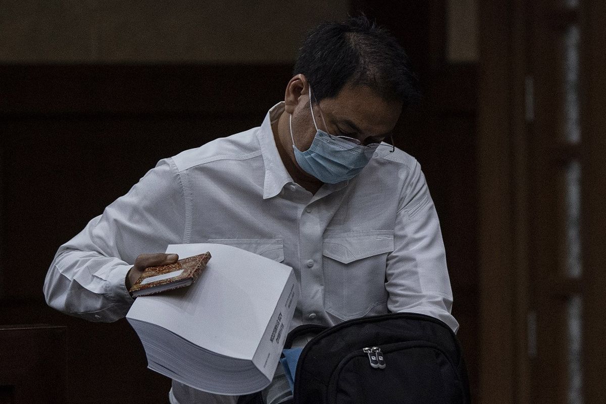 Terdakwa Azis Syamsuddin memasukkan berkas tuntutannya ke dalam tas seusai menjalani sidang tuntutan kasus suap kepada mantan penyidik KPK AKP Stepanus Robin Pattuju di Pengadilan Tipikor, Jakarta, Senin (24/1/2022). Jaksa Penuntut Umum KPK menuntut mantan Wakil Ketua DPR tersebut dengan hukuman empat tahun dua bulan penjara, denda Rp250 juta subsider enam bulan kurungan serta pencabutan hak politik selama lima tahun. ANTARA FOTO/Sigid Kurniawan/hp.
