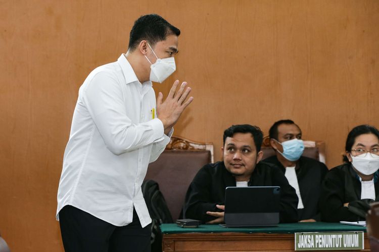 Terdakwa kasus perintangan proses penyidikan terkait pengusutan pembunuhan berencana Nofriansyah Yosua Hutabarat atau Brigadir J,  Arif Rachman Arifin menjalani sidang vonis di Pengadilan Negeri Jakarta Selatan, Kamis (23/2/2023).