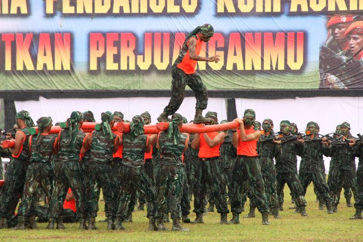 Prajurit Paskhas TNI AU saat unjuk kekuatan pada peringatan HUT ke-70 Paskhas di Lanud Adisutjipto Yogyakarta, 17 Oktober 2017.