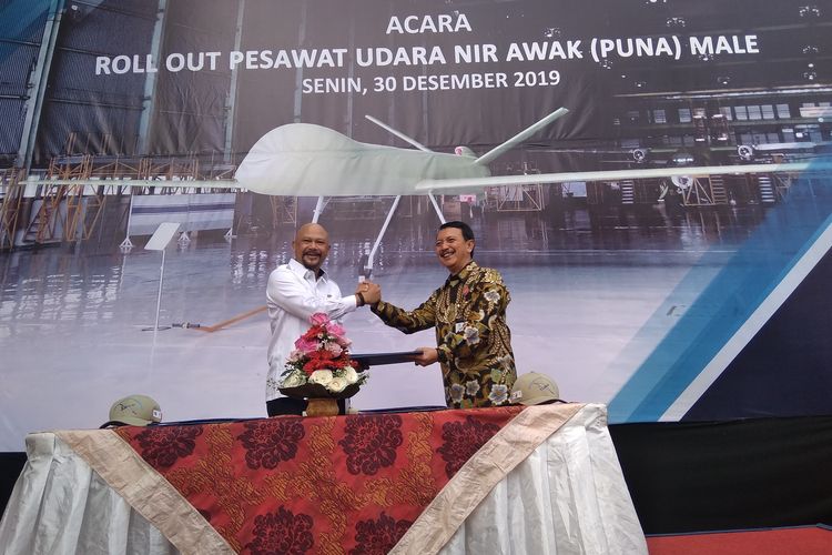 Kepala BPPT Hammam Riza bersama Dirut PT. Dirgantara Evlyn Guntoro setelah menandatangani perjanjian di Bandung, Senin (30/12/2019).