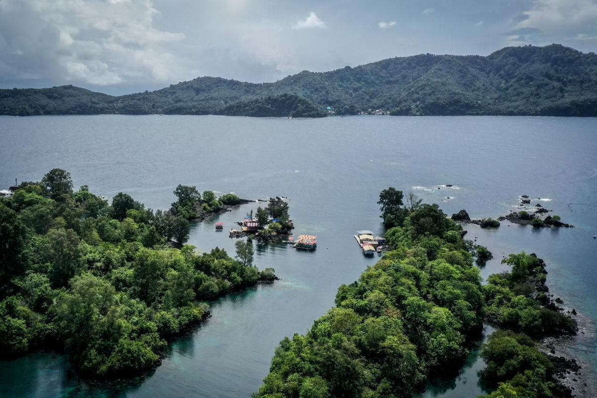 Keindahan Selat Lembeh, sebuah perairan sempit yang memisahkan daratan utama Pulau Sulawesi dengan Pulau Lembeh. Kota Bitung terletak di salah satu sisi selat ini.