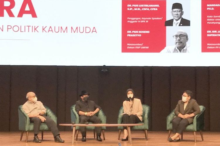 Suasana kegiatan kuliah umum dan bedah Buku Aldera (kiri-kanan), Dekan FISIP Unpar Dr Pius Sugeng Prasetyo, Dekan Fakultas Hukum Unpar Dr Liona Nanang Supriatna, moderator oleh Vida Alatas, dan Ketua Jurusan HI Unpar Elizabeth AS Dewi PhD