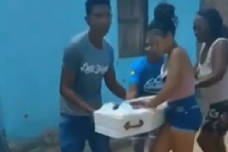 Potongan video di Bahia, Brasil, pada Maret lalu memperlihatkan pasangan membawa jenazah bayi mereka yang berusia 22 bulan, setelah seorang pendeta mengaku mendapat penglihatan bahwa anak itu masih hidup.