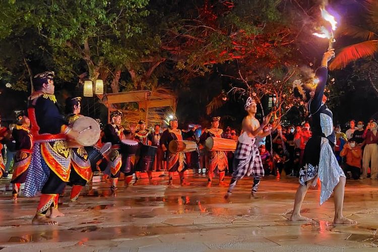 Pertunjukkan tari tradisional kecak dalam acara Welcoming Party Indonesia Masters 2021 di Westin Resort, Nusa Dua, Bali, Kamis 11 Oktober 2021.