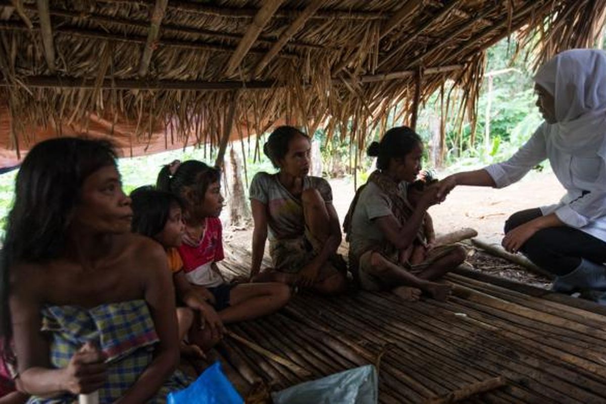 Menteri Sosial Khofifah Indar Parawansa berbincang dengan warga saat meresmikan rumah bagi Suku Anak Dalam di Desa Pulau Lintang, Kecamatan Bathin VIII, Kabupaten Sorolangun, Jambi, Sabtu (18/2/2017). Kementerian Sosial membangun 23 unit rumah untuk mewujudkan kehidupan warga Suku Anak Dalam yang lebih sejahtera dan mandiri.