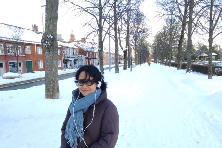 Meski harus menjalani puasa lebih dari 15 jam namun Irene Indriasari, WNI yang berada di Norwegia, mengaku terbantu dengan hawa dingin yang bisa mencegah dehidrasi.