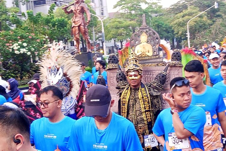 Kreativitas Pelari Bank Jateng Friendship Run Semarang 2026: Rela Pikul Kostum Stupa dan Miniatur Candi Sejauh 5 Kilometer