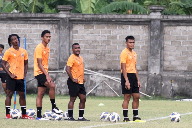 Pemain Timnas Indonesia Ronaldo Kwateh, Achmad Figo, Terens Puhiri dan Rachmat Irianto (kiri-kanan) saat latihan persiapan ujicoba FIFA Matchday di Stadion Gelora Trisakti Kuta, Bali, Jumat (21/1/2022) sore.