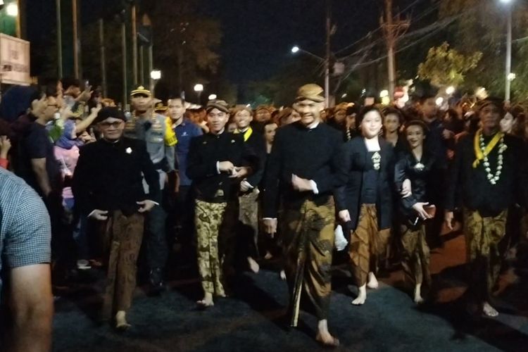 Gubernur Jawa Tengah Ganjar Pranowo dan Wali Kota Solo Gibran Rakabuming Raka saat ikuti kirab malam 1 Sura di Pura Mangkunegaran