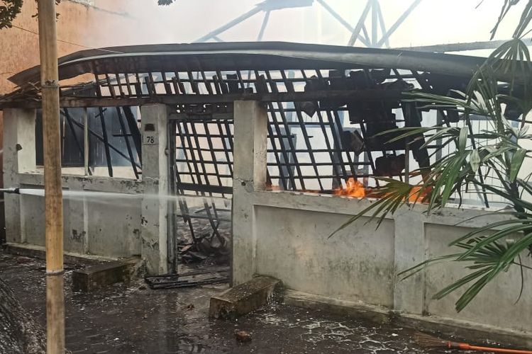 HANGUS—Inilah rumah Hardjo Soetomo (80), warga Jalan Sultan Agung, Kota Ponorogo, Kabupaten Ponorogo, Jawa Timur hangus terbakar api, Kamis (24/2/2022). Akibat kebakaran itu, kakek Hardjo tewas terpanggang api.
