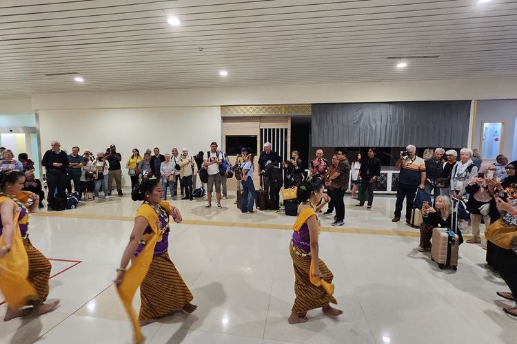 Bandar Udara Yogyakarta International Airport (YIA) menyambut kedatangan World Air Cruise 2025, salah satu program penerbangan wisata dunia yang membawa ratusan wisatawan mancanegara untuk menjelajahi berbagai destinasi internasional, termasuk Indonesia.