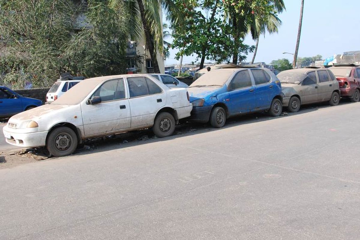 Deretan mobil tua yang terparkir di salah satu sudut kota New Delhi, India.