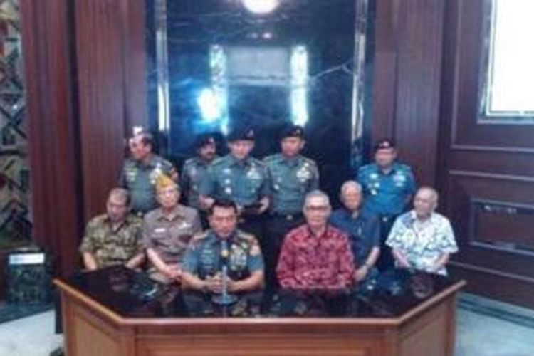 Panglima Jenderal TNI Moeldoko bersama para purnawirawan