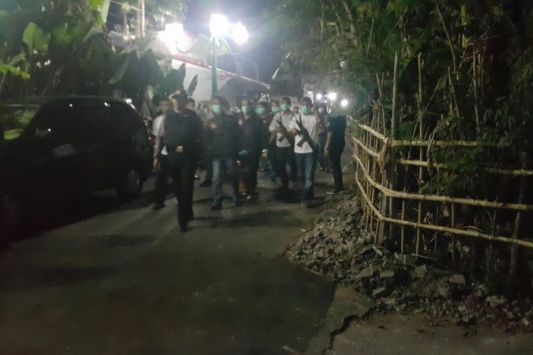 Tim gabungan dari Densus 88 dan aparat polisi setempat tampak bersiap masuk ke lokasi untuk menggeledah rumah terduga teroris berinisial Z di Kampung Serangan, Kelurahan Gawanan, Kecamatan Colomadu, Kabupaten Karanganyar, Jawa Tengah, Kamis (14/6/2018) malam. 