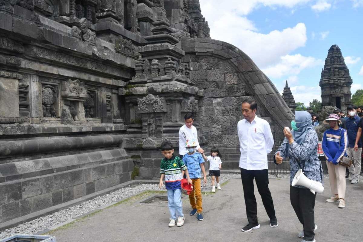 Presiden Joko Widodo bersama anak dan cucunya saat berkeliling Candi Prambanan, Kabupaten Sleman, Provinsi Daerah Istimewa Yogyakarta (DIY). ( Foto: Rusman - Biro Pers Sekretariat Presiden)