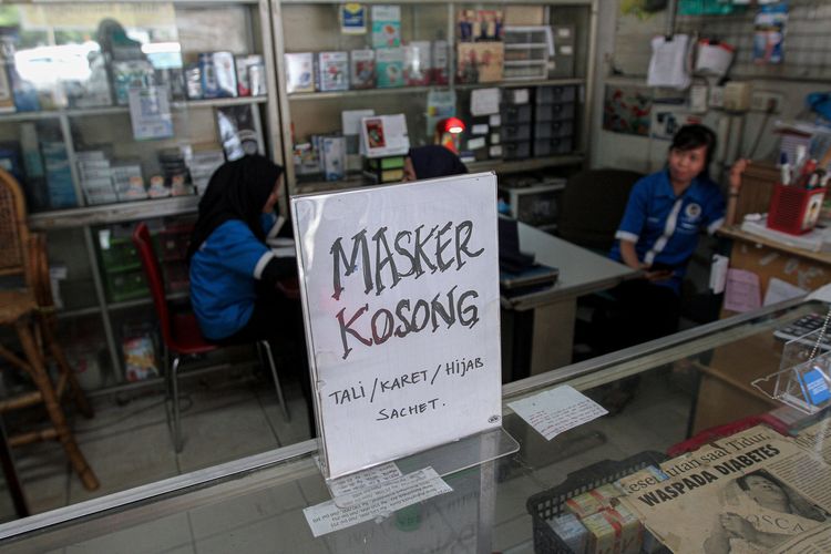 Stok masker di Palembang, Sumatera Selatan mulai langka sejak diumumkannya dua warga Indonesia terkena virus corona oleh Presiden Joko Widodo, Selasa (3/3/3/2020).
