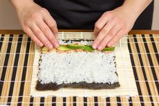 4 Cara Gulung Sushi agar Tidak Berantakan, Jangan Tekan Kencang