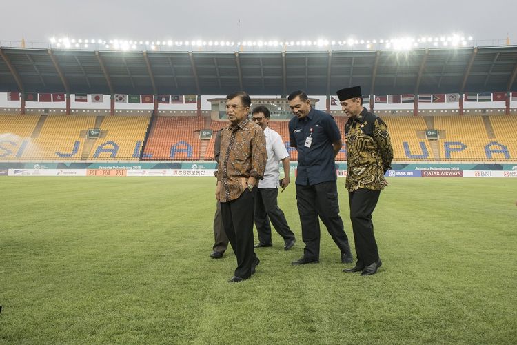 Wakil Presiden Indonesia Jusuf Kalla (kiri) berjalan didampingi Vice President INASGOC Sjafrie Sjamsoeddin (kedua kanan) dan PJ Gubernur Jawa Barat M. Iriawan (kanan) saat meninjau kualitas rumput Stadion Si Jalak Harupat, Kabupaten Bandung, Jawa Barat, Rabu (8/8/2018). Kunjungan Wapres tersebut guna mengetahui persiapan Stadion Si Jalak sebagai salah satu arena Asian Games 2018 cabang olahraga Sepak bola jelang pertandingan pertama yang dijadwalkan pada Jumat (10/8/2018).