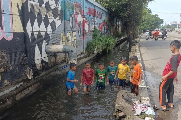 Bertaruh Nyawa di Pinggir Aspal, Saat Selokan dan Jalanan Jadi Tempat Bermain Anak
