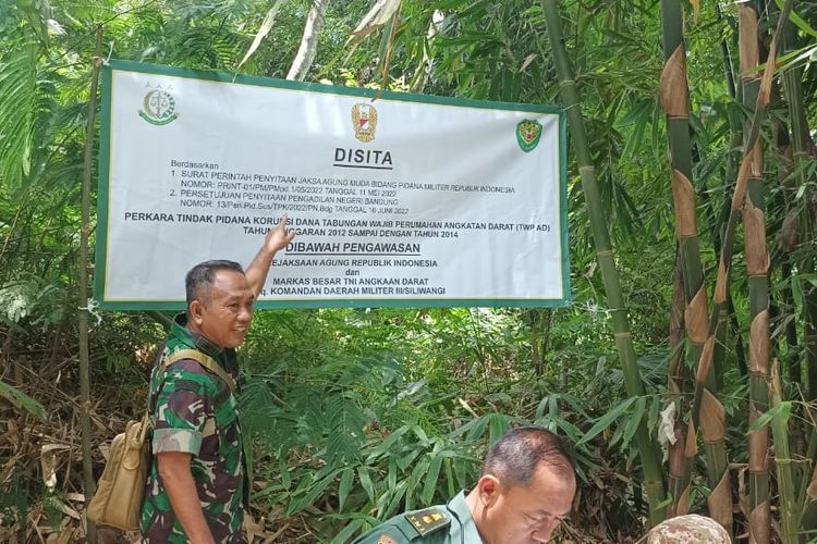 Tim Koneksitas Jampidmil Kejagung melakukan penyitaan aset tanah dan bangunan dalam kasus korupsi dana Tabungan Wajib Perumahan Angkatan Darat (TWP AD) tahun 2013-2020 di Kabupaten Bandung.