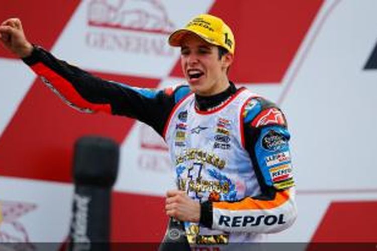 Pebalap Spanyol, Alex Marquez, merayakan keberhasilan menjadi juara dunia Moto3 2014, setelah menyelesaikan GP Valencia, Minggu (9/11/2015).