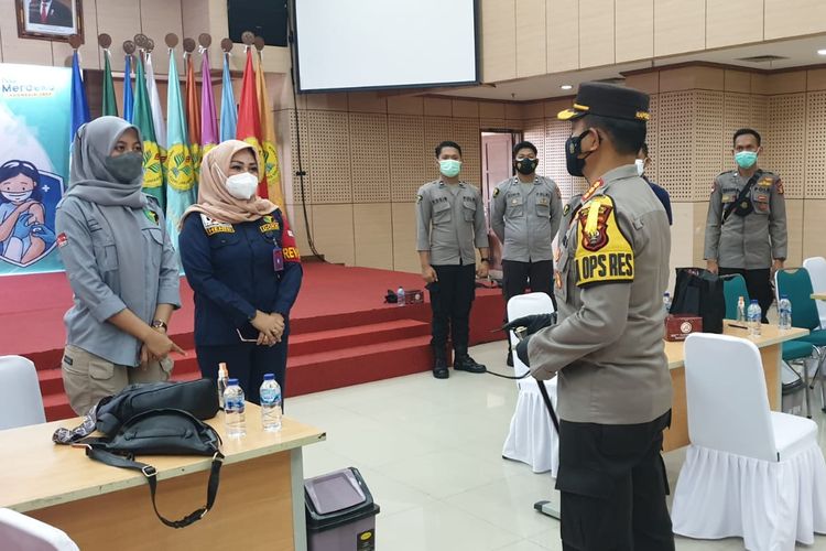 UNJ bekerja sama Tim Dokter Mabes Polri dan Pergerakan Mahasiswa Islam Indonesia (PMII) mengadakan vaksinasi massal di Gedung A UNJ, Jakarta (717/7/2021).