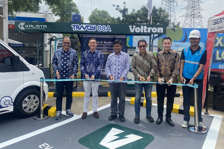 Voltron secara resmi meluncurkan fasilitas Stasiun Pengisian Kendaraan Listrik Umum (SPKLU) di Rest Area KM 88A Tol Cipularang