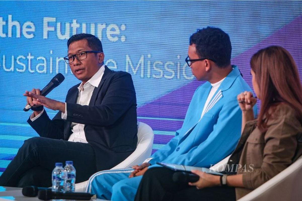 Segment & Digital Transformation Department Head SKF Indonesia Anis Lutfi (kiri) berbicara dalam acara CEO Goes to Campus di Fakultas Teknik Universitas Indonesia, Depok, Jawa Barat, Rabu (6/12/2023). 