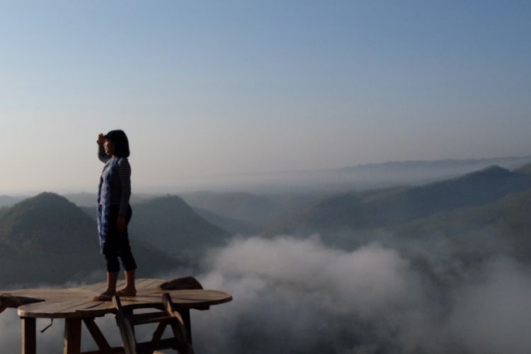 Wisatawan sedang berpose di anjungan foto Bukit Panguk, Yogyakarta.