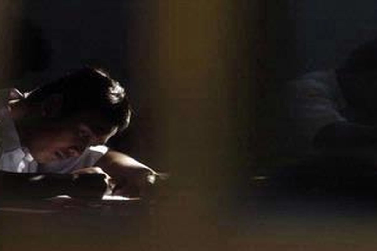 Siswa mengerjakan soal UN di SMK 1 Muhammadiyah Salam, Magelang, Jawa Tengah, yang berada di dekat lokasi tenda pengungsi banjir lahar dingin, Senin (18/4/2011). 