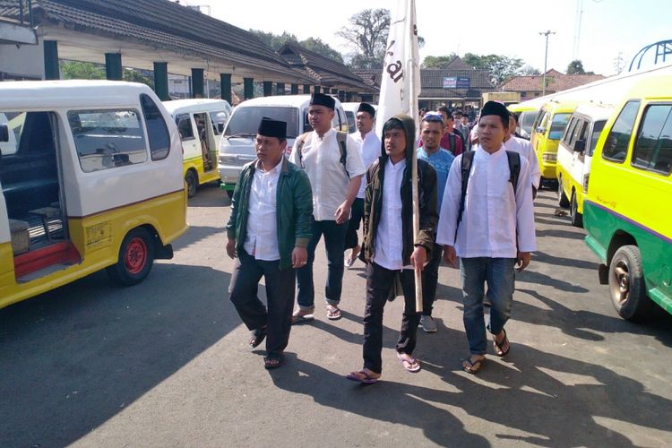 Setelah melakukan perjalanan panjang selama lima hari dari Kota Banjar, 99 orang yang menamakan diri sebagai laskar santri kini telah tiba di Cicalengka, Kabupaten Bandung, Selasa (24/7/2018).   Para santri tersebut melakukan aksi long march Banjar-Jakarta sebagai bentuk dukungan kepada Muhaimin Iskandar atau Cak Imin agar dipilih oleh bakal calon presiden Joko Widodo sebagai bakal calon wakil presiden di ajang Pilpres 2019 mendatang.